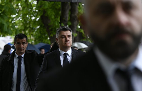 Predsjednik Milanović napustio je Okučane zbog pojave natpisa Za dom spremni