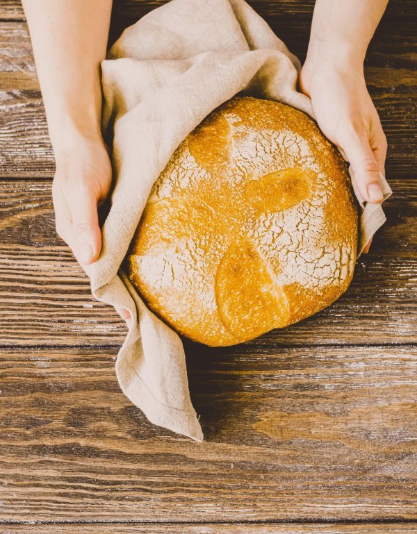 Kako bi kruh imao ravnomjernu teksturu premijesite ga nakon što se digne.