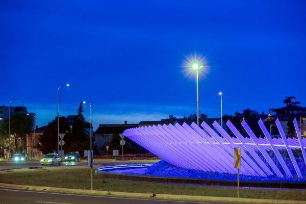 Pula: Istra proglašena 'korona-free zonom', rotor zasvijetlio plavom bojom