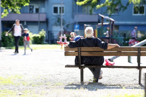 Zagrepčani su pohrlili u parkove, dječja igrališta i sportske terene za rekreativce