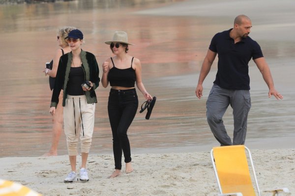 Cara Delevingne i Ashley Benson u šetnji slavnom brazilskom plažom Copacabanom