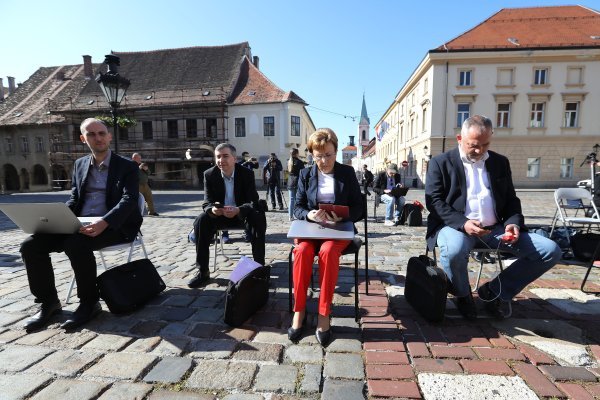 Oporba prati sjednicu zagrebačke Gradske skupštine na Markovom trgu