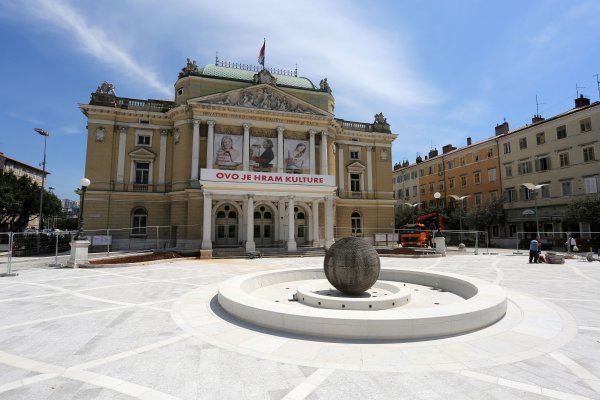 Novouređeni kazališni trg HNK Ivana pl. Zajca u Rijeci