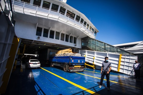 Split: Unatoč velikom broju novozaraženih trajekt isplovio prema Braču