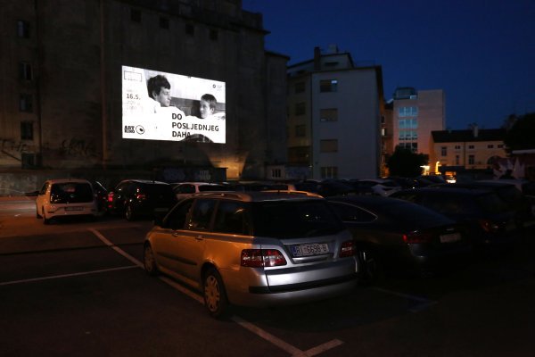 Rijeka: Djelatnici Art kina organizirali auto kino na parkiralištu Beretich