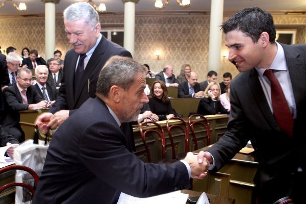 Davor Bernardić 2013., kao zastupnik u zagrebačkoj Gradskoj skupštini, rukuje se s dotadašnjim političkim mentorom Milanom Bandićem