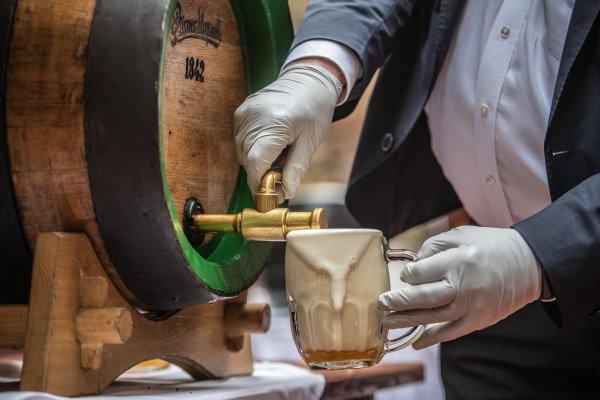 Žedni Česi nazdravljaju povratku na terase pivnica