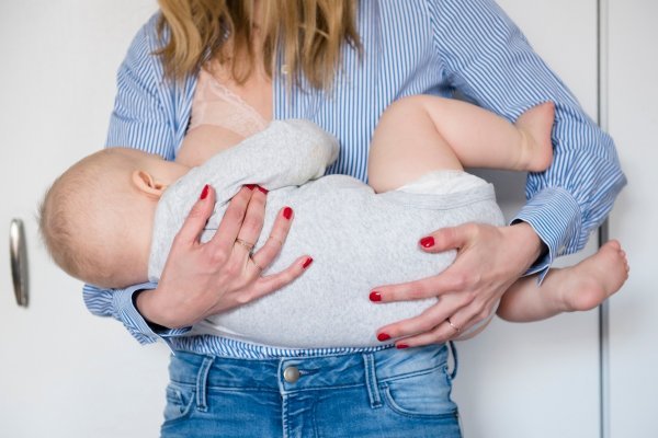 Ukoliko se odlučite na dojenje, menstruacija se neće vratiti sve dok ne prestanete ili smanjite učestalost dojenja