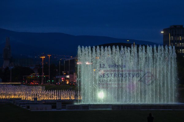 Fontane osvjetljene u znak zahvale medicinskim sestrama i tehničarima