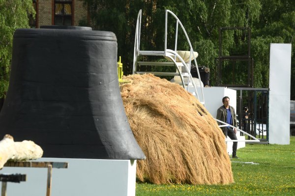 Ispred HNK postavljena izložba sa scenografskim fundusom raznih kazališnih predstava