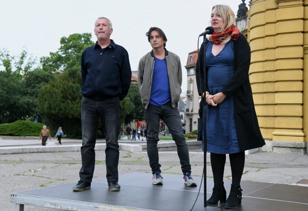 Ivica Buljan, David Maljković i Dubravka Vrgoč na predstavljanju projekta 'Nekoliko dana premijere' ispred zagrebačkog HNK