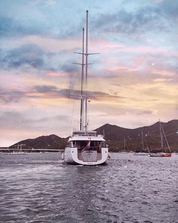 Aiaxaia je ostala 'nasukana' u karipskoj luci St. Maarten