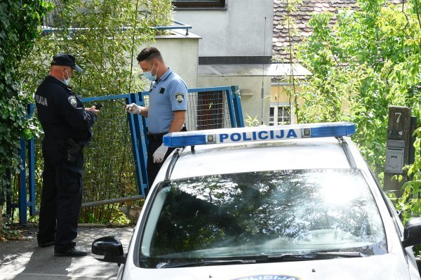 Automobilom probio ogradu i završio na krovu kuće