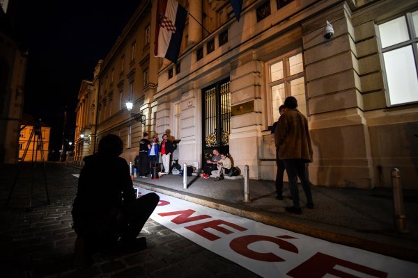 Noćni prosvjed na Markovom trgu zbog Zakona o obnovi Zagreba