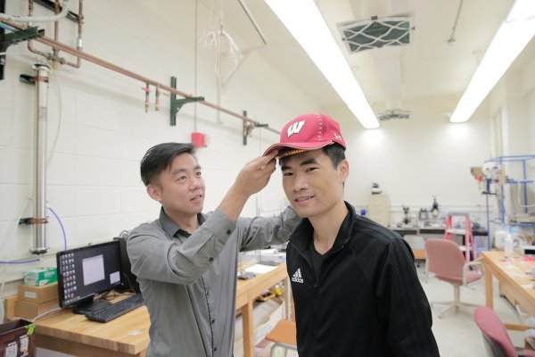 Električna kapa koju su osmislili znanstvenici sa Sveučilišta u Wisconsinu simulira vlasište i potiče rast kose