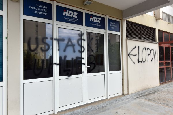Gradske prostorije HDZ-a išarane su uvredljivim grafitima