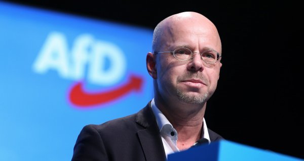 Andreas Kalbitz bio je jedan od šefova AfD-a u istočnoj saveznoj pokrajini Brandenburg i jedan od vodećih članova Krila (Der Flügel), radikalnog dijela stranke, kojem pripada između 20 i 40 posto članova