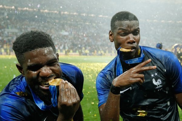 Paul Pogba i Samuel Umtiti sa zlatnim medaljama
