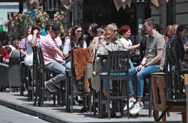 Zagreb: Prepune terase kafića na Cvjetnom trgu