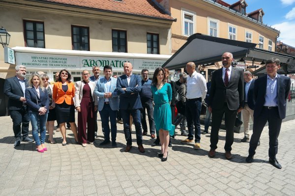 Zagreb: Konferencija za novinare stranke s Imenom i Prezimenom