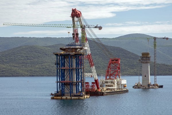 Komarna: Prvi element rasponske konstrukcije postavljen na stup S5 Pelješkog mosta