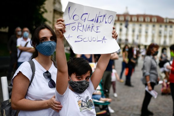 Nekima je već dosta zatvaranja u kuću pa su demonstrirali tražeći povratak djece u škole