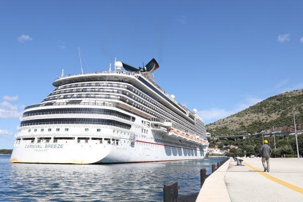 Kruzer Carnival Breeze s Hrvatima usidrio se u Dubrovniku