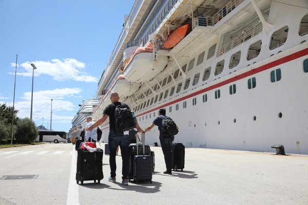 Iskrcavanje s kruzera Carnaval Breeze