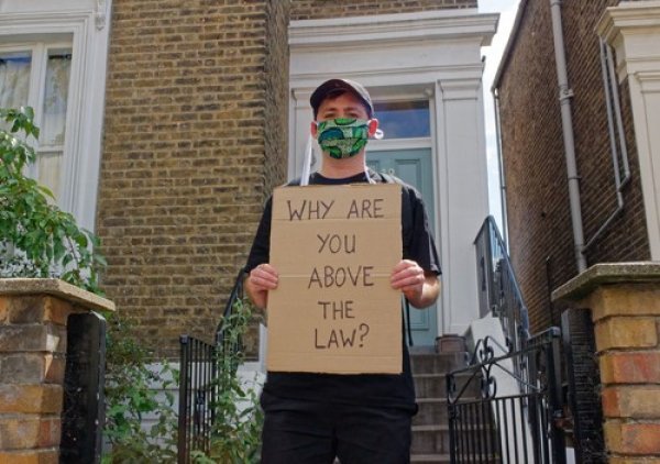 Prosvjednik ispred Cummingsova doma u Londonu 