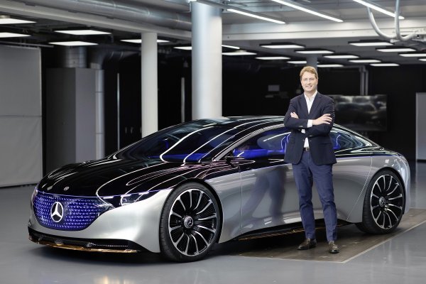 EQS Vision koncept i Ola Källenius, predsjednik Upravnog odbora Daimler AG-a i Mercedes-Benz AG (rujan 2019.)