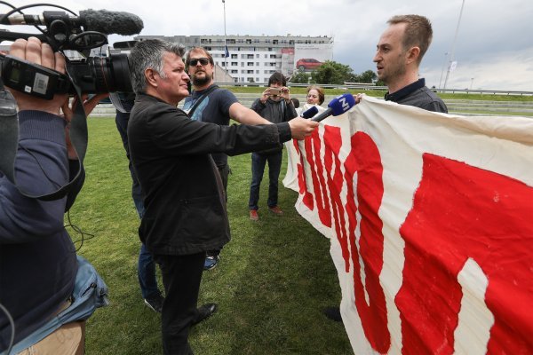 Zagreb: Aktivisti prekinuli konferenciju za medije Milana Bandića na fontanama
