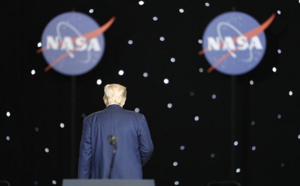 Nakon što je otpratio astronate u svemir, američki se predsjednik vratio zemaljskim problemima