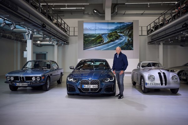 Izvanredni klasici kao što su BMW 328 Coupé iz 1930-ih (desno) i BMW 3.0 CS iz 1970-ih (lijevo) dio su BMW-ove fascinantne coupé priče. Pieter Nota (član uprave BMW AG-a, odgovoran za kupca, marke i prodaju)