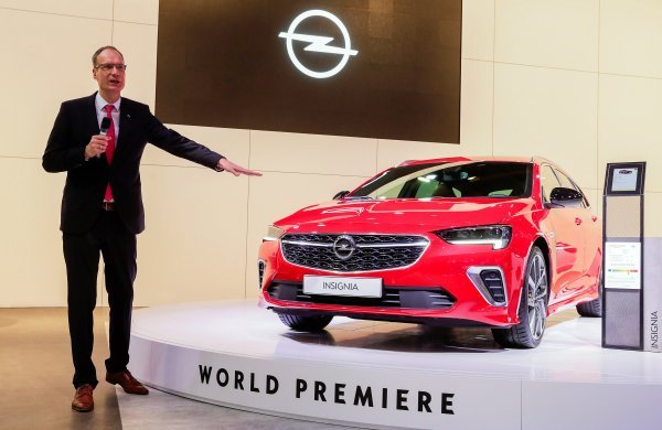 Generalni direktor Opela Michael Lohscheller na Brussels Motor Show-u 2020 predstavlja osvježenu Insigniju
