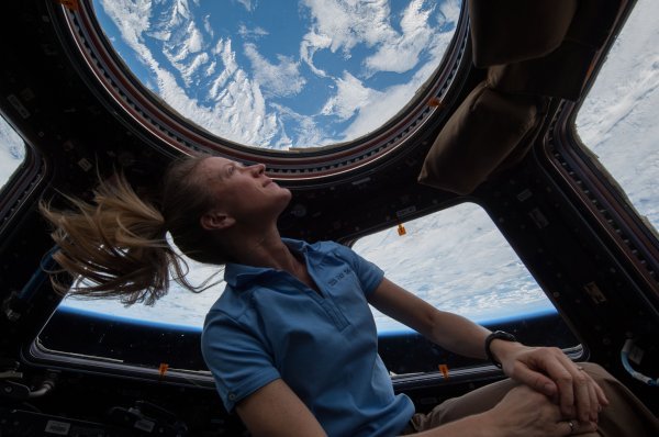 Astronautkinja Karen Nyberg uživa u pogledu na Zemlju kroz kupolu Međunarodne svemirske postaje
