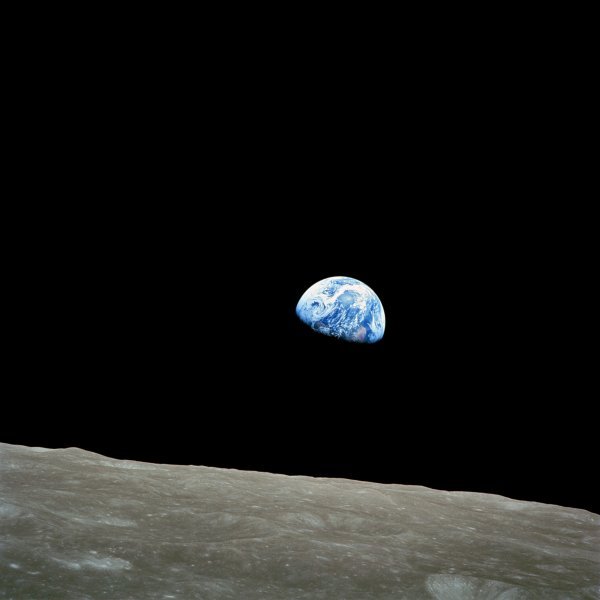 U prosincu 1968. posada Apolla 8 poslala je fotografiju zemlje uslikanu iz Mjesečeve orbite