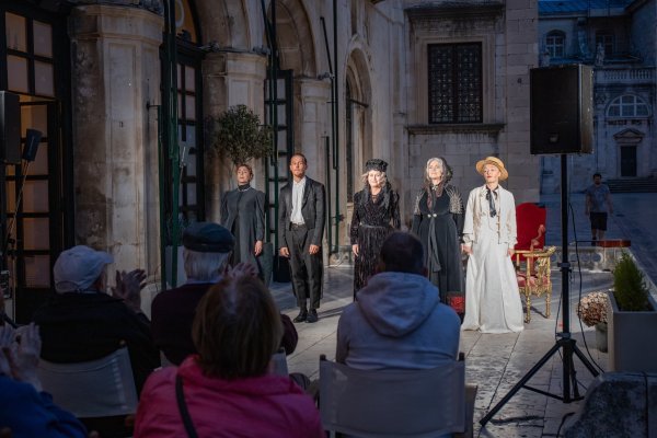 Glumci Kazališta Marina Držića izveli 'Glumci Gradu'