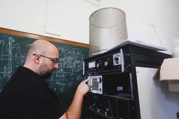Doktorand Damir Žuljević upravlja termičkim evaporatorom