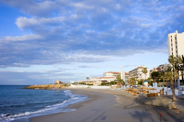 Costa del sol je u britanskim medijima dobila posprdan naziv Costa del crime jer su na tamošnjem nekretninskom tržištu kriminalci prali novac