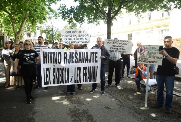 Zagreb: Prosvjed Građanske inicijative Pravda za CHF ispred Vrhovnog suda