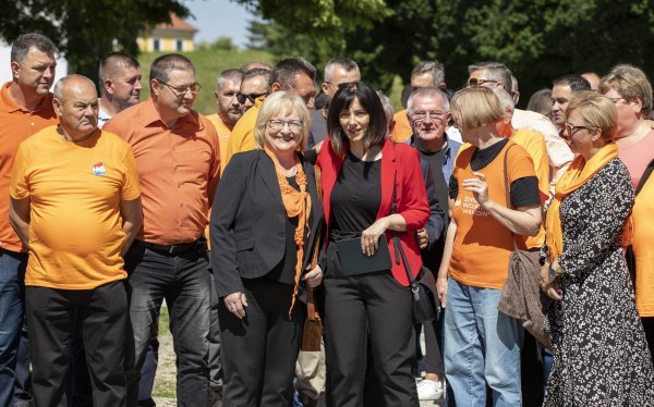 Varaždin: Ispred Starog grada održana je konferencija za novinare članova HNS-a