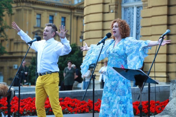 Glazbeni show Karaokelektira u izvedbi Nine Violić i Kristijana Beluhana