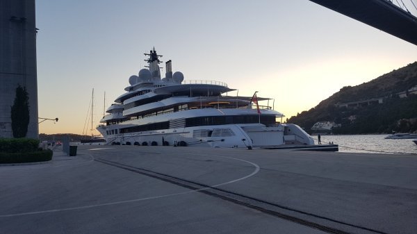 Potpuno nova Lurssenova superjahta uplovila u Luku Gruž