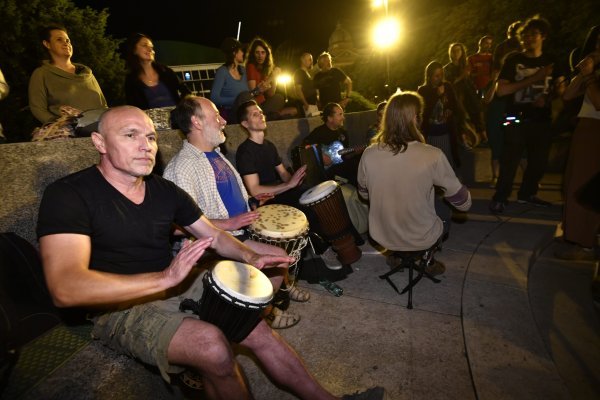 Zagreb: Veliki broj mladih na uličnom tulumu ispred HNK