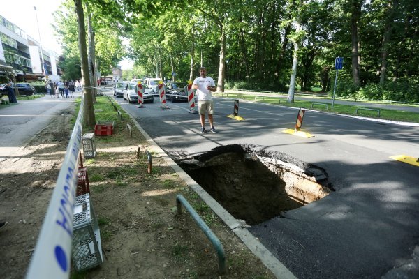 Zagreb: Na Bukovačkoj cesti otvorila se ogromna rupa