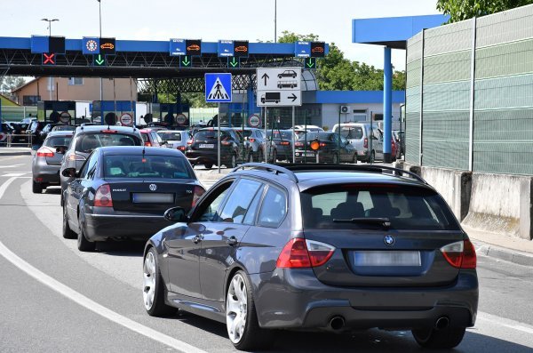 Razumljiva odluka o otvaranju granica popraćena je nevjerojatnim šlamperajem u provedbi 