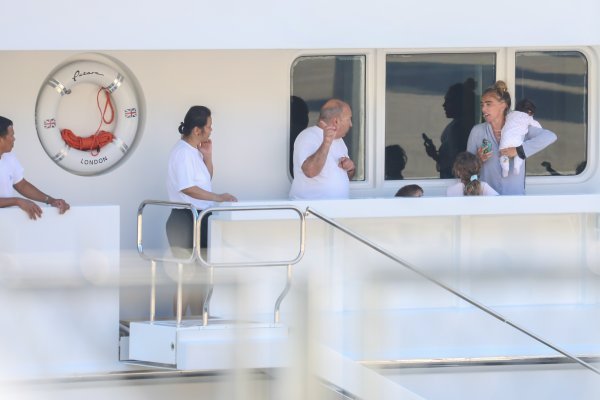 Petra Ecclestone s bebom u naručju na jahti