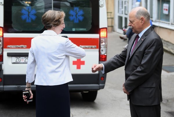 Željko Plazonić želio se rukovati s Alemkom Markotić no dobio je samo njen lakat