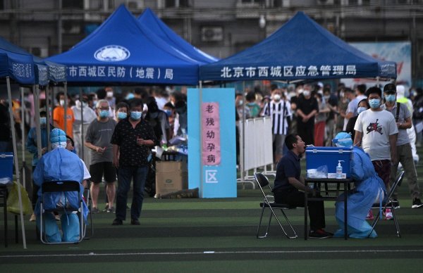 Ljudi koji su posjetili ili žive u blizini tržnice Xinfadi poslani su na davanje brisa iz usta i nosa u sportski centar Guang