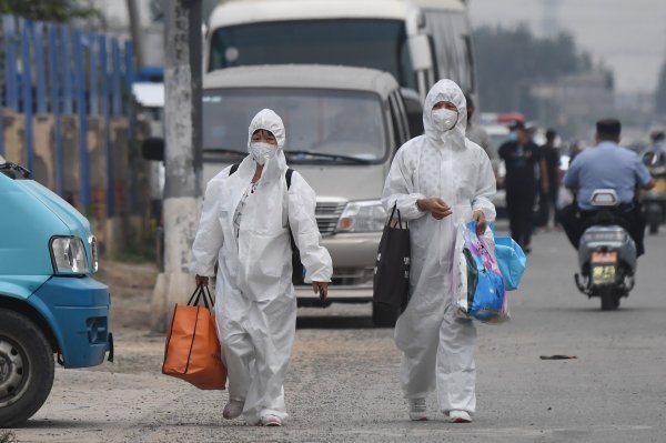 'Novo normalno': Dvije žene odlaze u nabavku u blizini zatvorene veletržnice Xinfadi